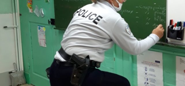 La Police informe les élèves. La Police informe les élèves.